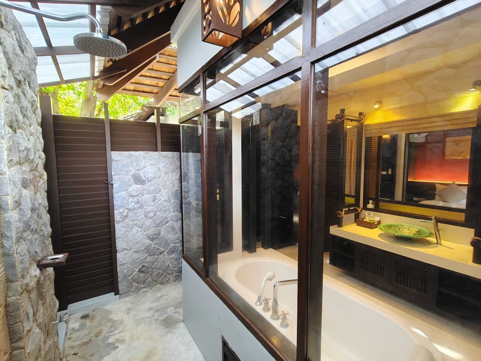 Deluxe Villa | Bathroom | Hair dryer, bidet, towels