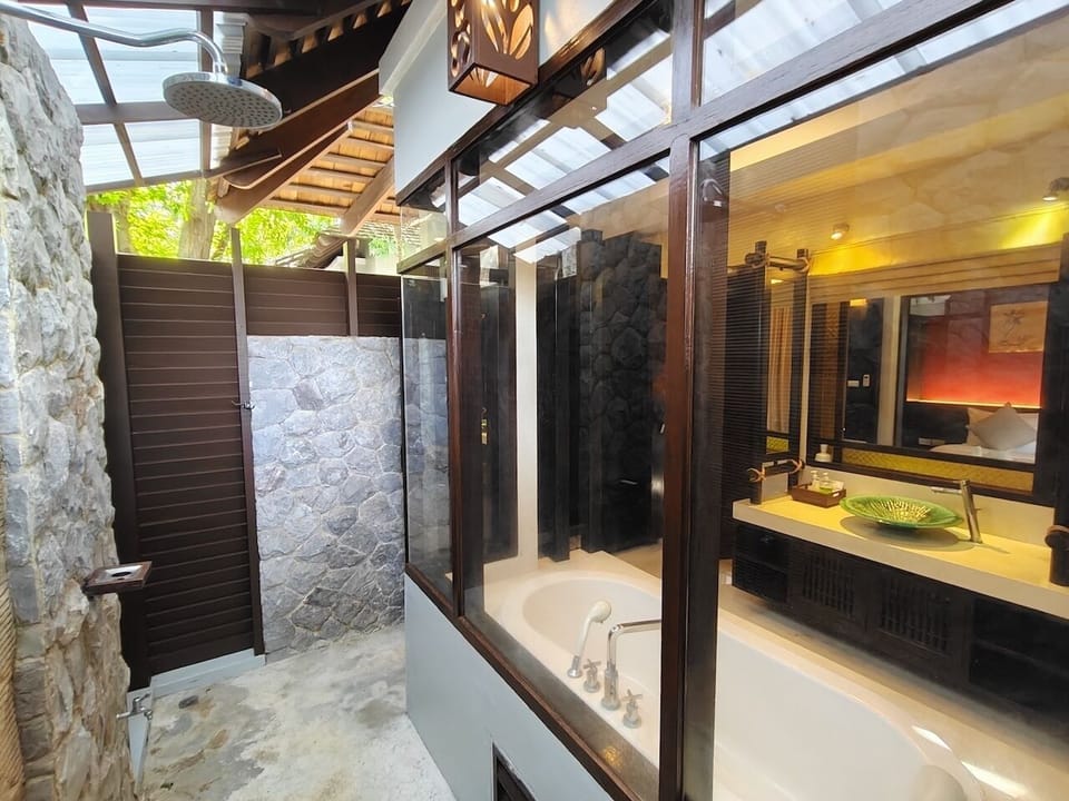 Deluxe Villa with Garden View | Bathroom | Hair dryer, bidet, towels
