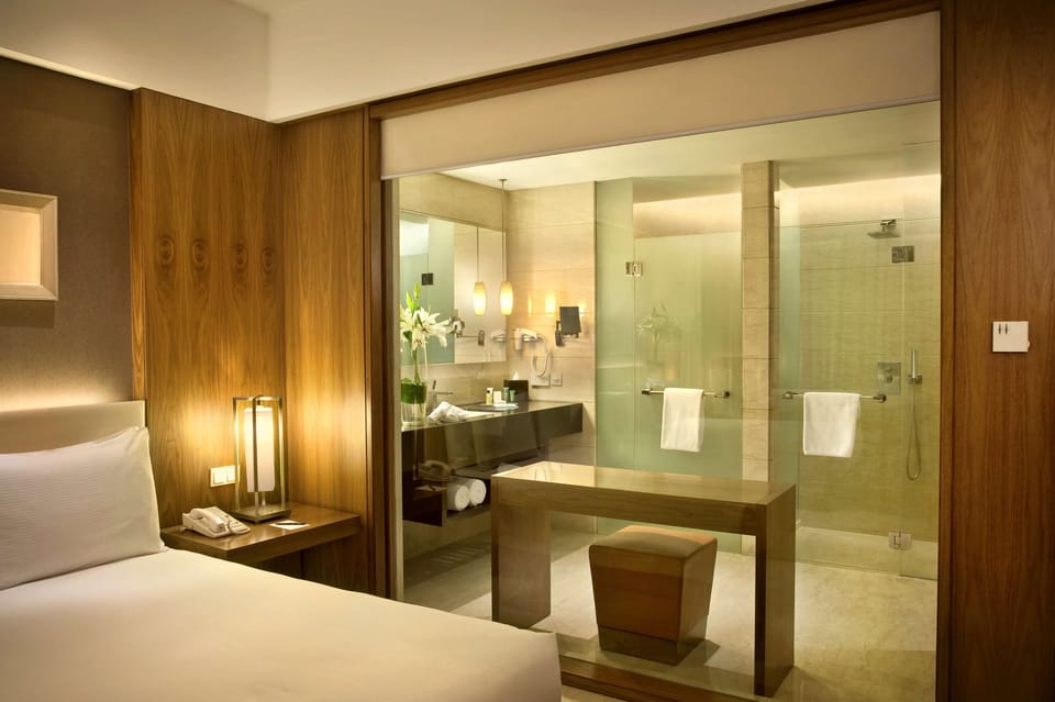 Combined shower/tub, rainfall showerhead, designer toiletries