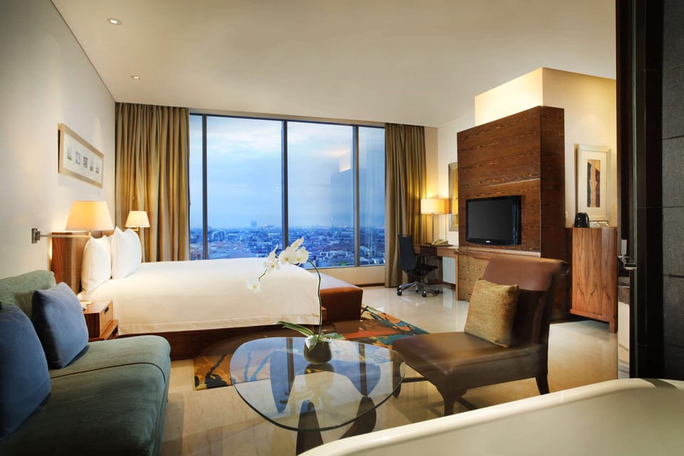 Executive Room, 1 King Bed, Club Lounge Access | Select Comfort beds, minibar, in-room safe, desk