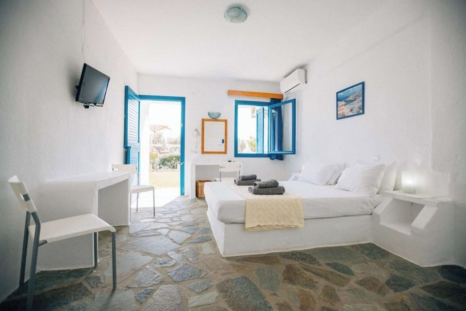 Traditional Double Room, Sea View | Blackout drapes, free WiFi, bed sheets, alarm clocks