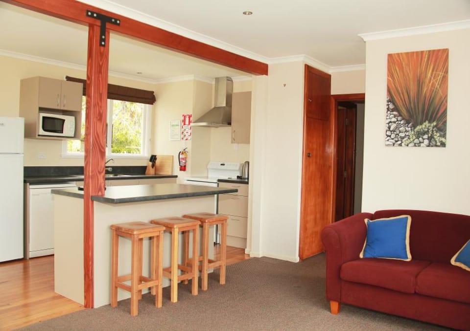 Holiday House - Lakeview | Living area | TV