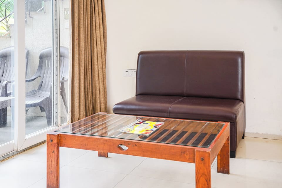 Family Room | Desk, soundproofing, rollaway beds, free WiFi