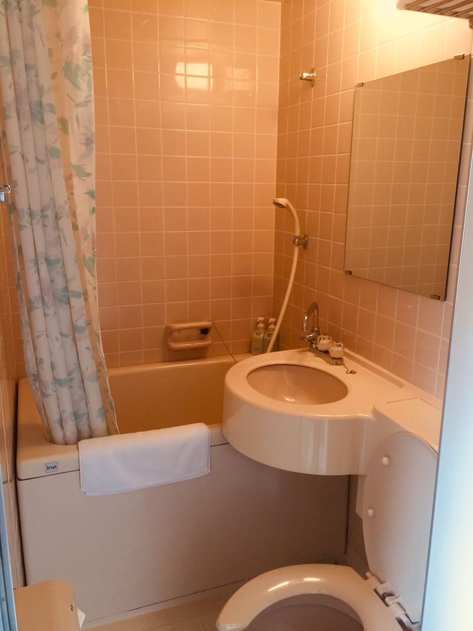 Twin Room, Mountain View | Bathroom | Combined shower/tub, deep soaking tub, free toiletries, hair dryer