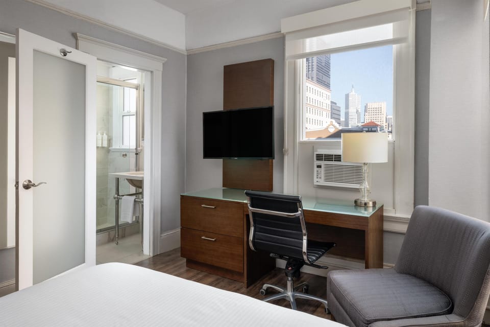 Standard Room, 1 Queen Bed, Non Smoking | Premium bedding, desk, laptop workspace, blackout drapes