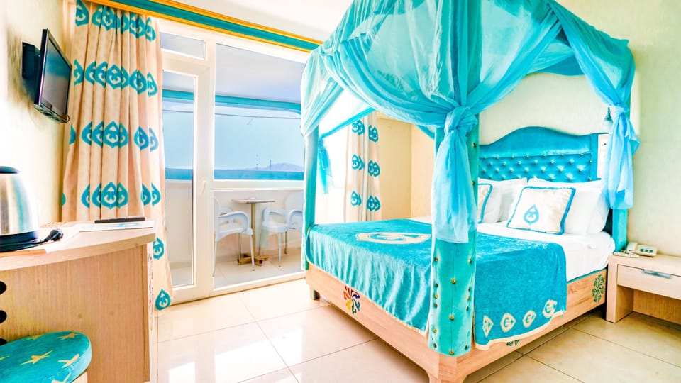 Family Room | Minibar, in-room safe, soundproofing, bed sheets