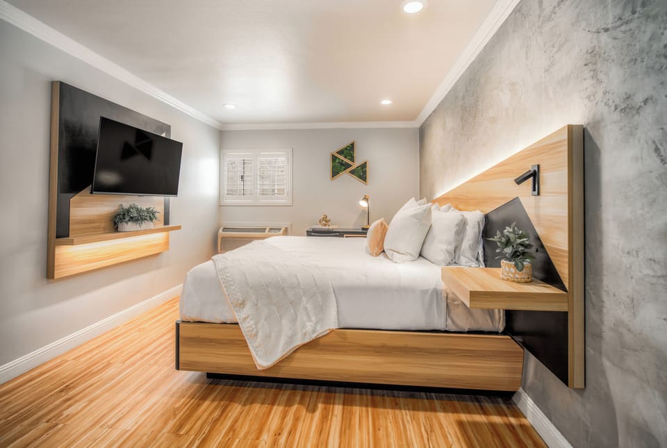 Exclusive Room, 1 King Bed | Iron/ironing board, free WiFi, bed sheets