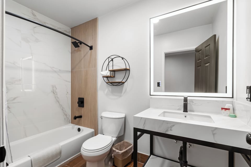 Grand Room, 1 King Bed | Bathroom | Combined shower/tub, hair dryer, towels
