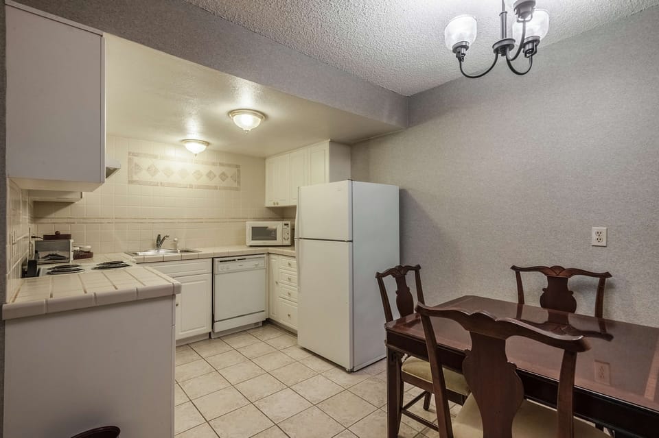Standard Apartment, 1 King Bed, Non Smoking, Kitchen (Living Room) | Private kitchen | Coffee/tea maker