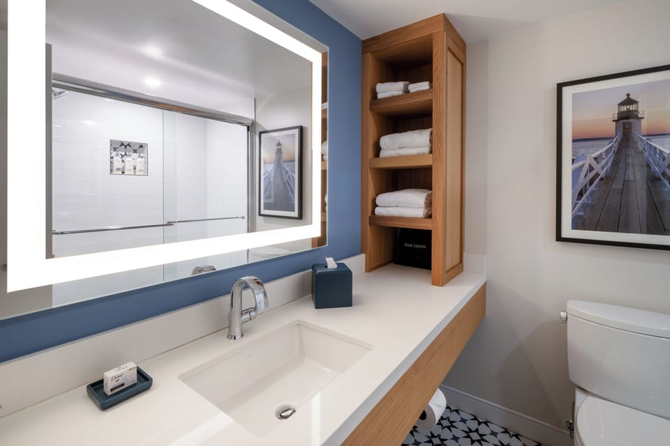 Combined shower/tub, free toiletries, hair dryer, towels