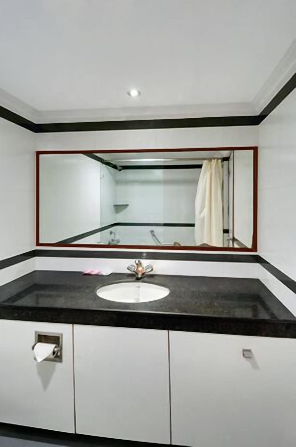 Separate tub and shower, towels