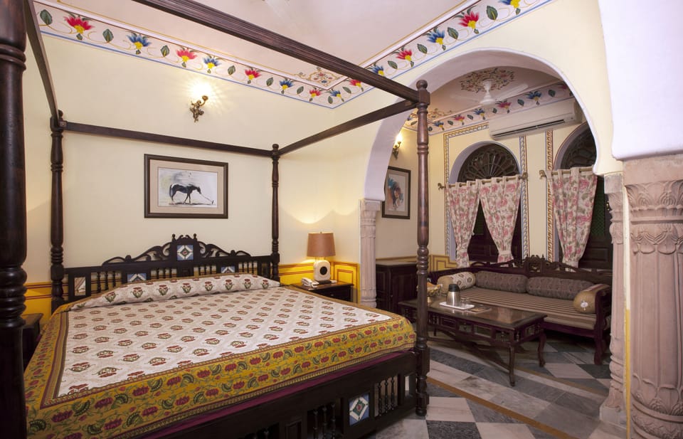 Royal Chamber | Premium bedding, in-room safe, desk, cribs/infant beds