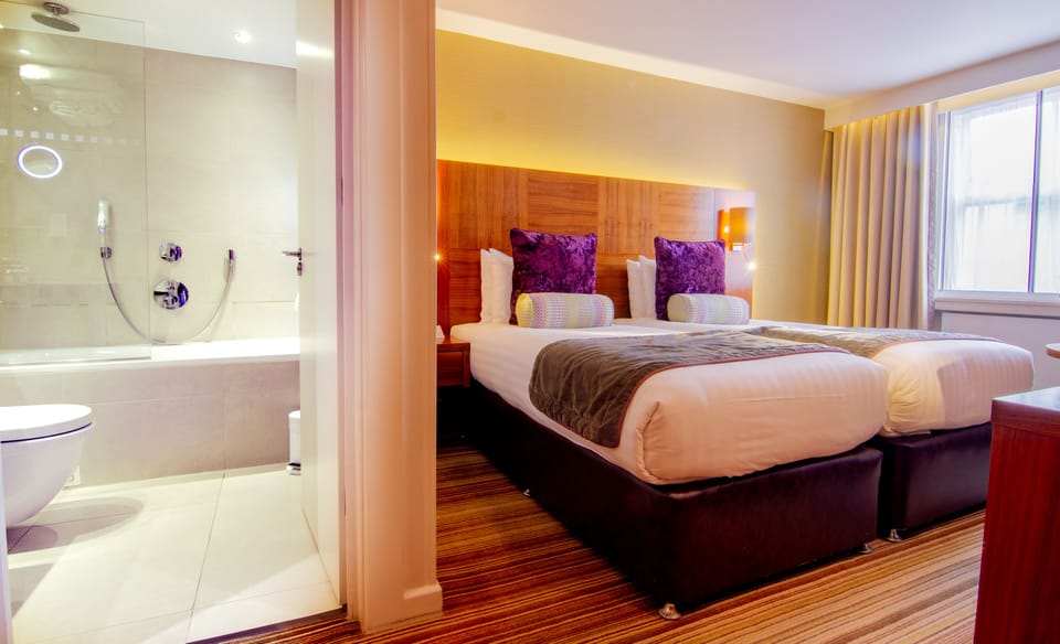 Executive Twin Room | In-room safe, desk, blackout drapes, soundproofing