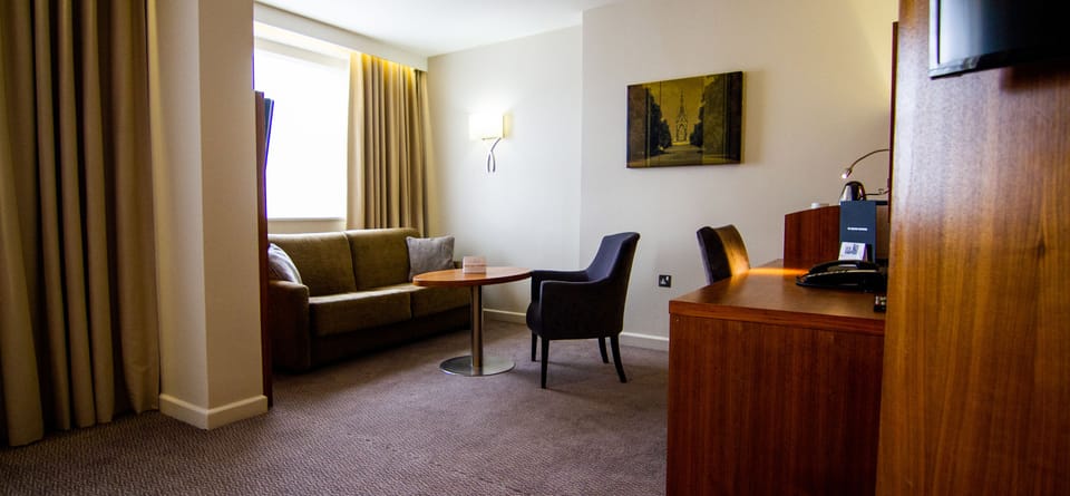 Club Suite | In-room safe, desk, blackout drapes, soundproofing