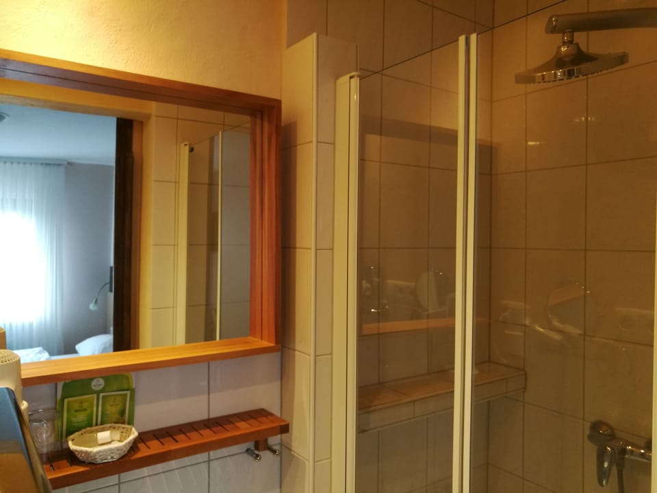Double Room | Bathroom | Shower, rainfall showerhead, free toiletries, hair dryer