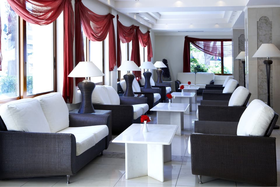 4 bars/lounges, 3 poolside bars