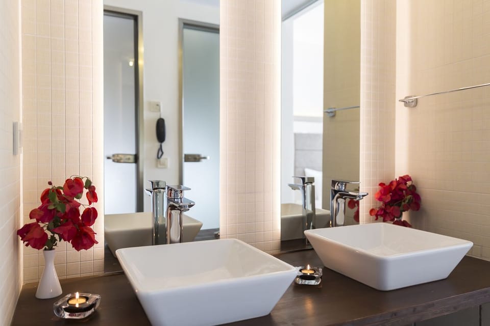 Family Room, Pool View | Bathroom sink