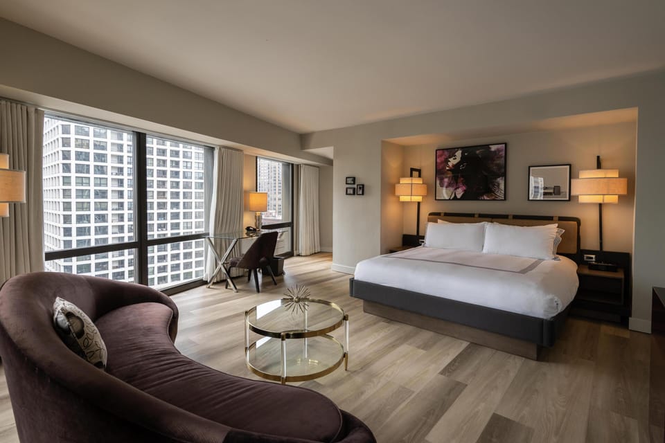Room, 1 King Bed, Corner | Premium bedding, pillowtop beds, minibar, in-room safe