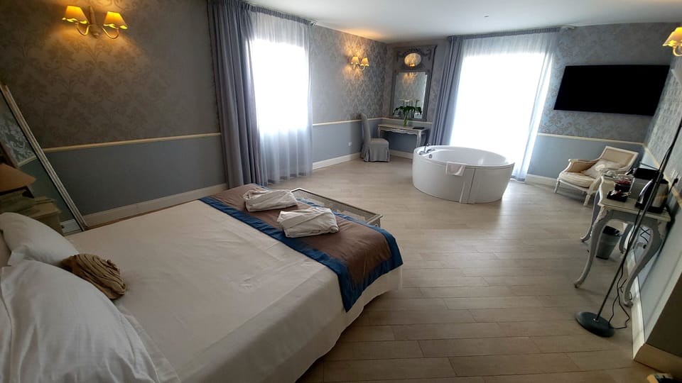 Deluxe Double Room | Minibar, in-room safe, desk, soundproofing