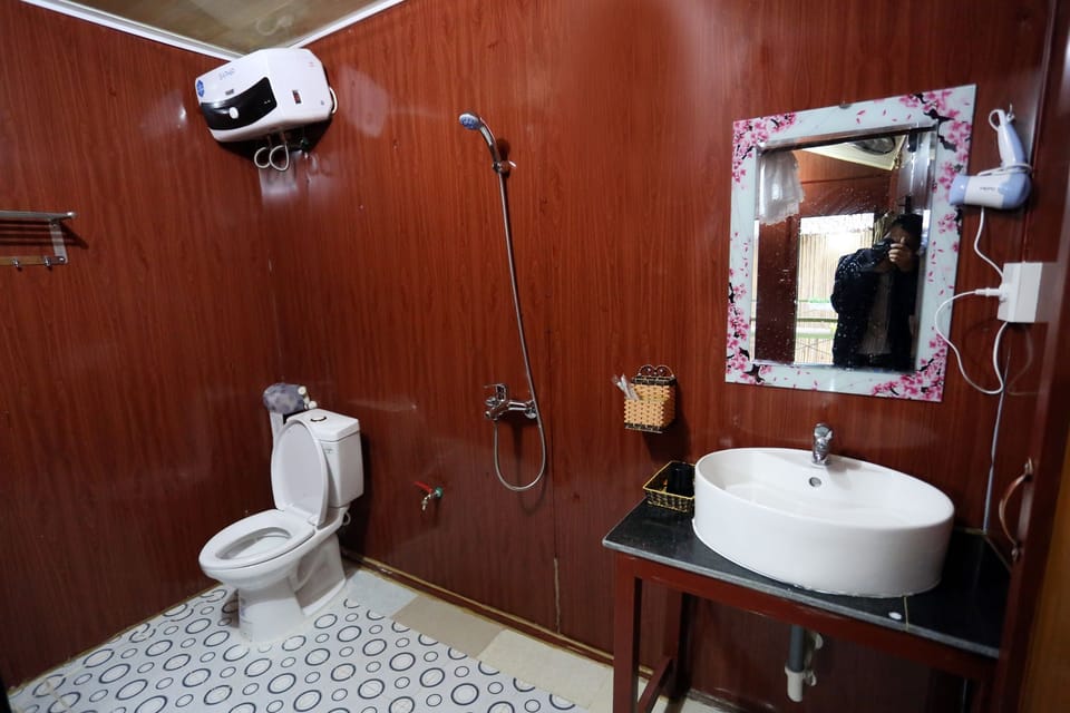 Double Bungalow | Bathroom | Shower, rainfall showerhead, free toiletries, hair dryer