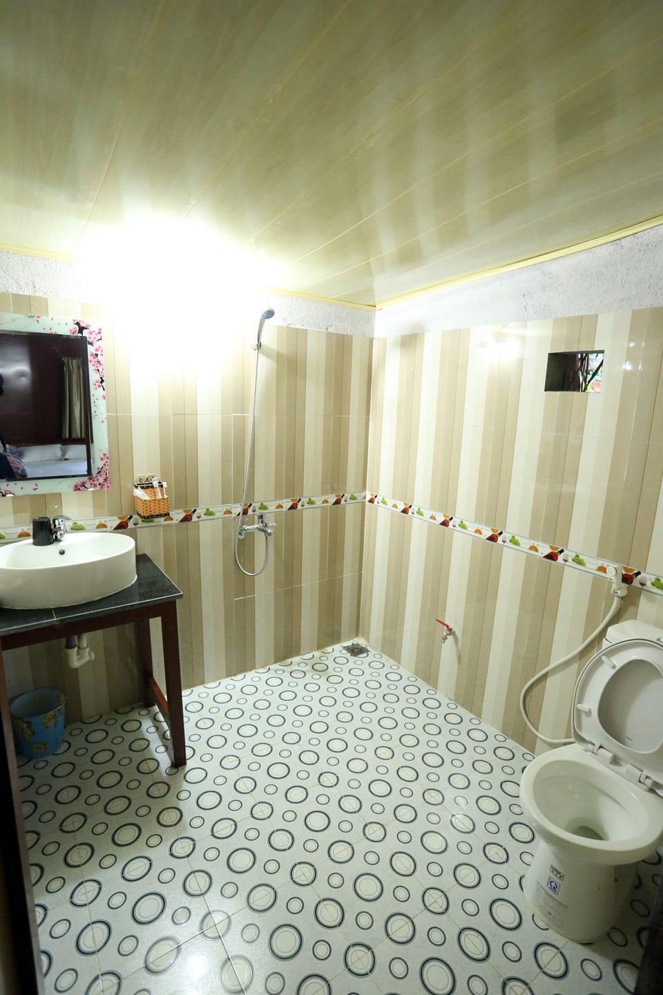 Quadruple Bungalow | Bathroom | Shower, rainfall showerhead, free toiletries, hair dryer