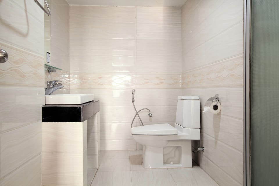 Deluxe Triple Room | Bathroom | Shower, free toiletries, towels