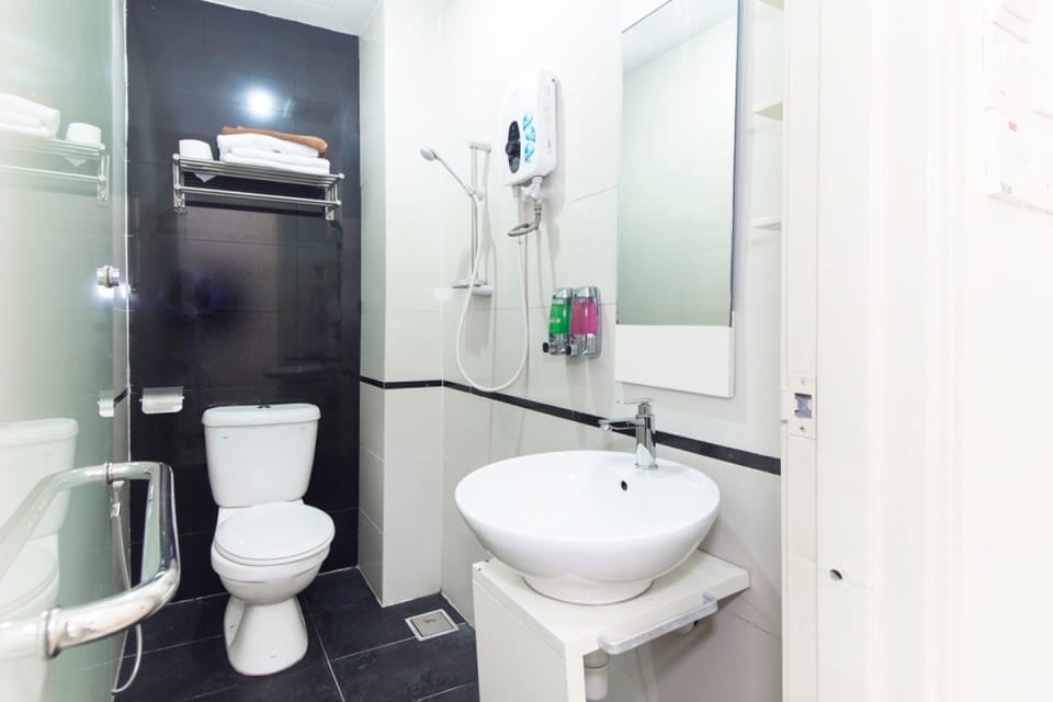 Superior Suite | Bathroom | Shower, towels