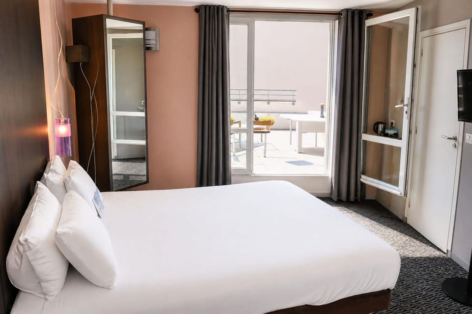 Room, 1 Double Bed (Prestige) | Individually furnished, desk, blackout drapes, soundproofing