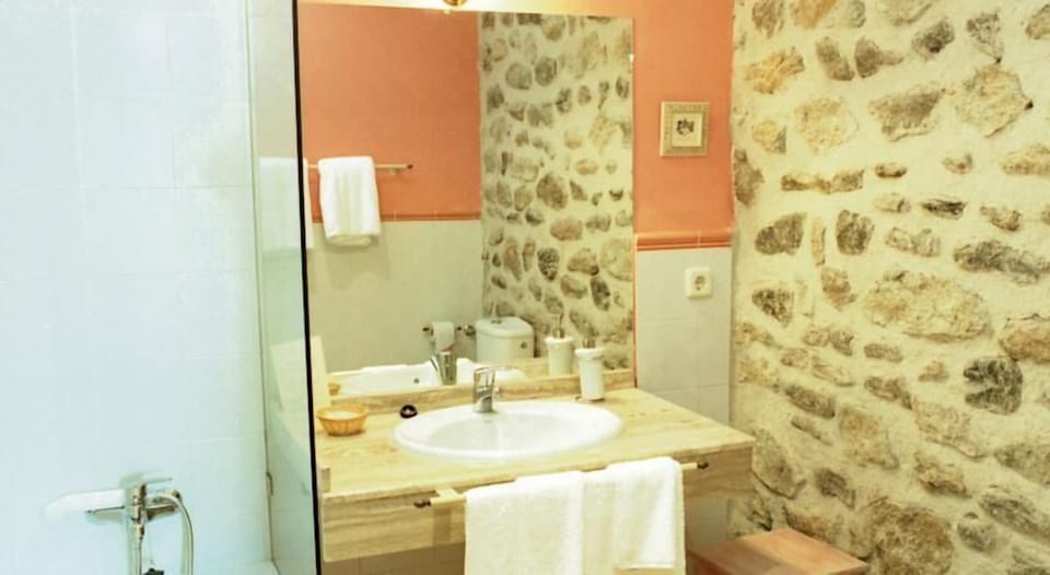 Superior Room | Bathroom | Combined shower/tub, free toiletries, hair dryer, bidet