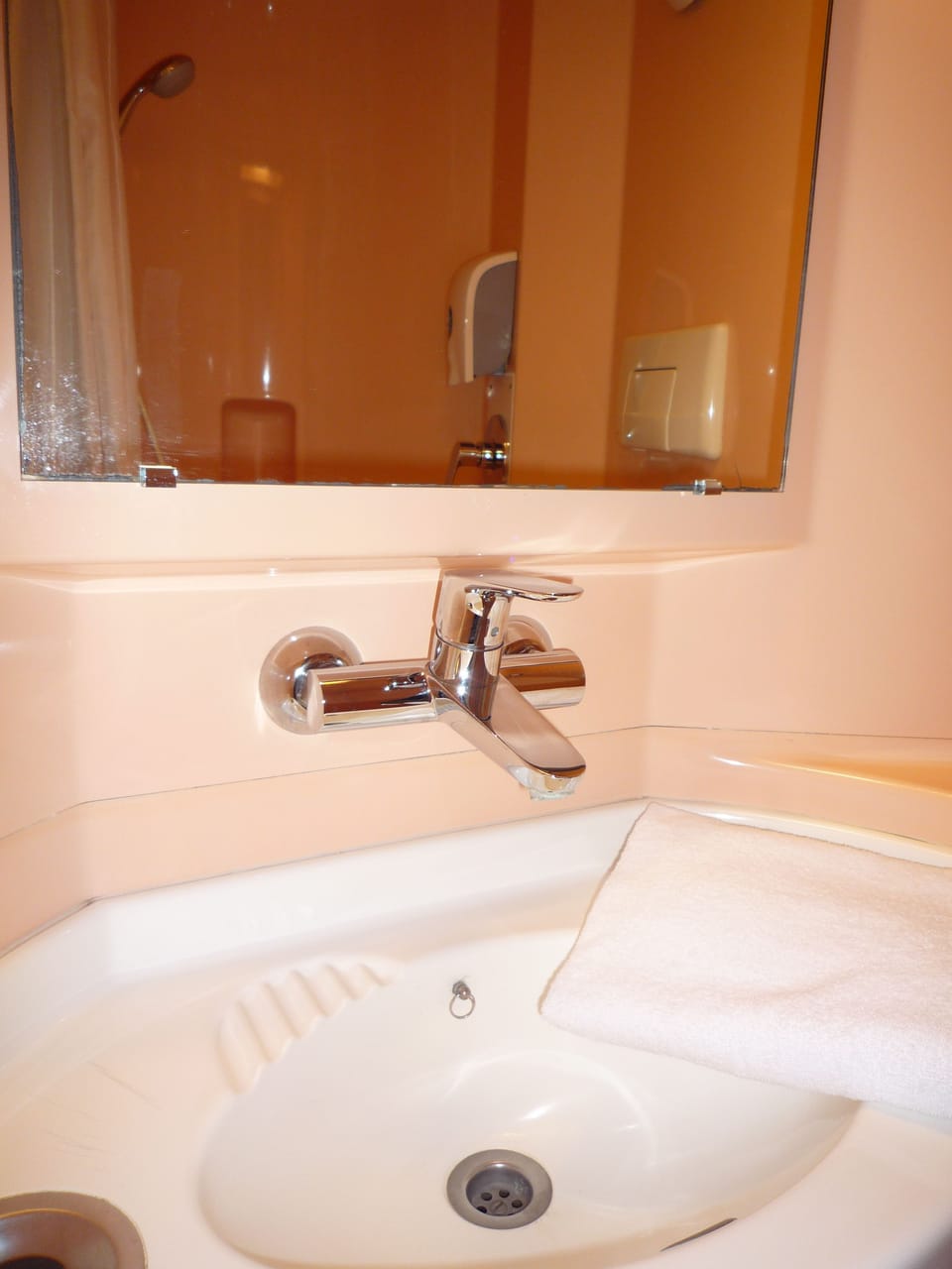 Shower, eco-friendly toiletries, towels