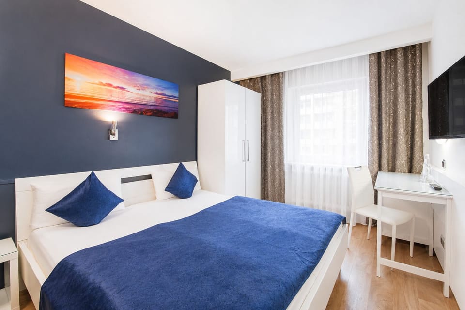 Economy Double or Twin Room | Desk, laptop workspace, soundproofing, WiFi (free)