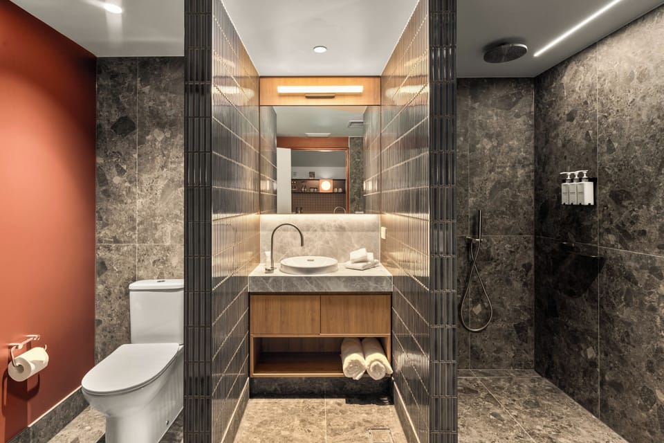 Signature Suite Free WIFI and parking | Bathroom | Free toiletries, hair dryer, bathrobes, slippers