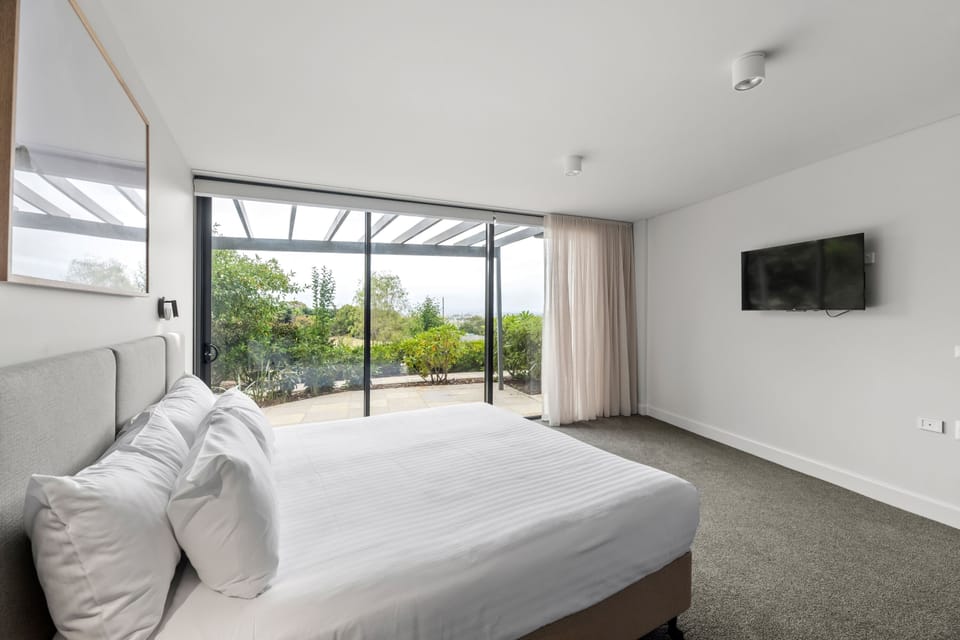 Two Bedroom Suite Free WIFI and parking | Minibar, in-room safe, blackout drapes, iron/ironing board