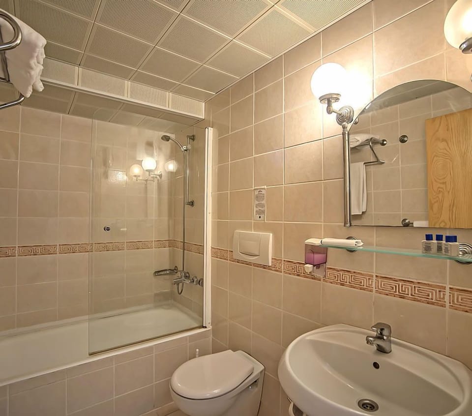 Standard Room | Bathroom | Shower, free toiletries, hair dryer, slippers