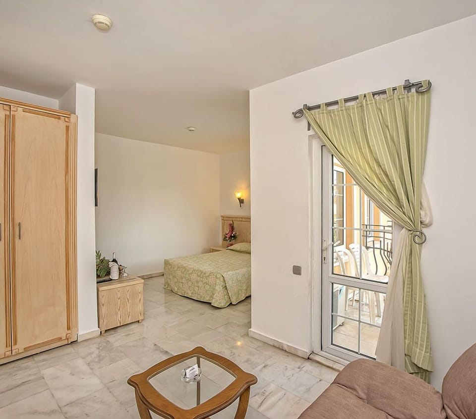Standard Room | Living area | LCD TV, books