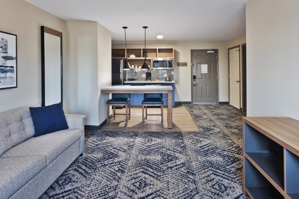 Suite, 1 Queen Bed | Desk, iron/ironing board, free cribs/infant beds, rollaway beds