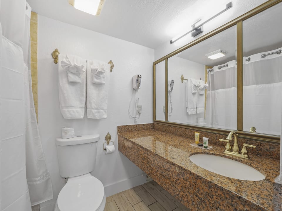 King Room Sunset View Balcony | Bathroom | Combined shower/tub, designer toiletries, hair dryer, towels