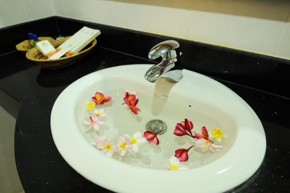 Suite (Dara) | Bathroom | Combined shower/tub, designer toiletries, hair dryer, bathrobes