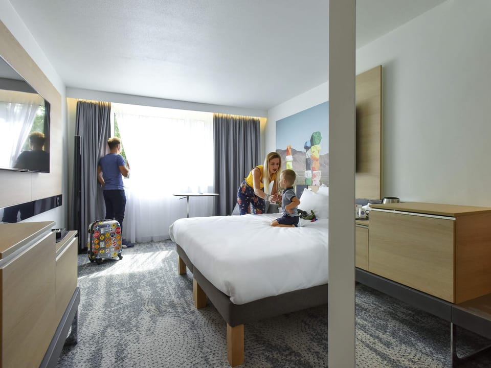 Premium bedding, in-room safe, laptop workspace, blackout drapes