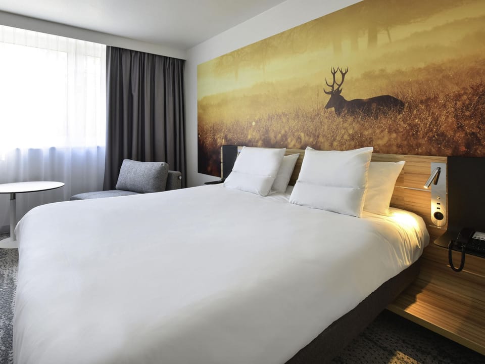 Premium bedding, in-room safe, laptop workspace, blackout drapes