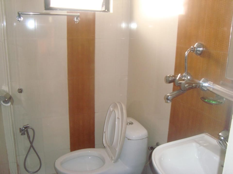 Shower, free toiletries