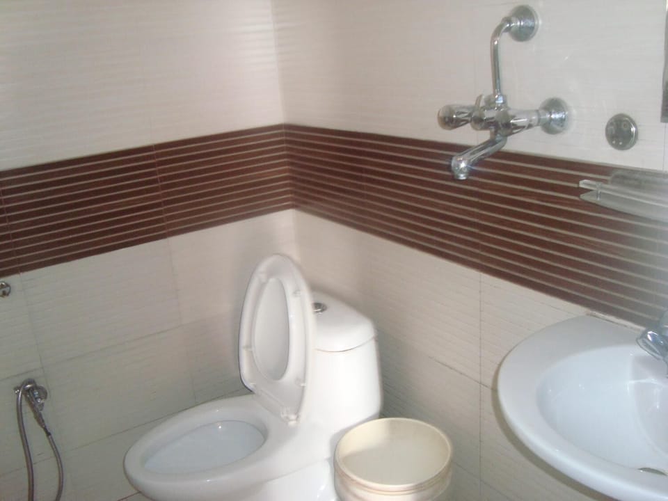 Shower, free toiletries