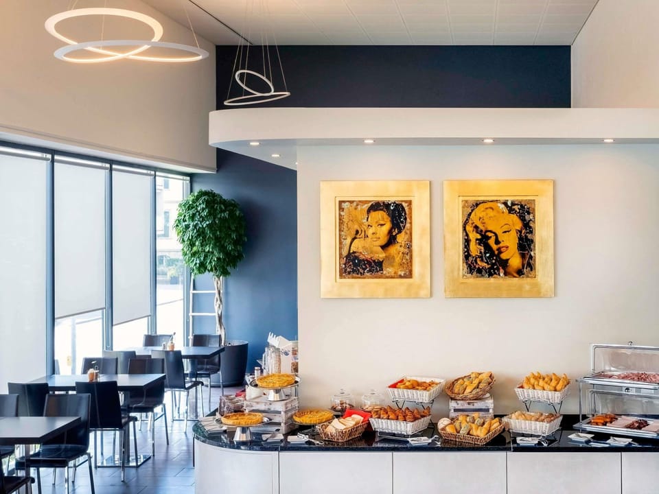 Daily buffet breakfast for a fee