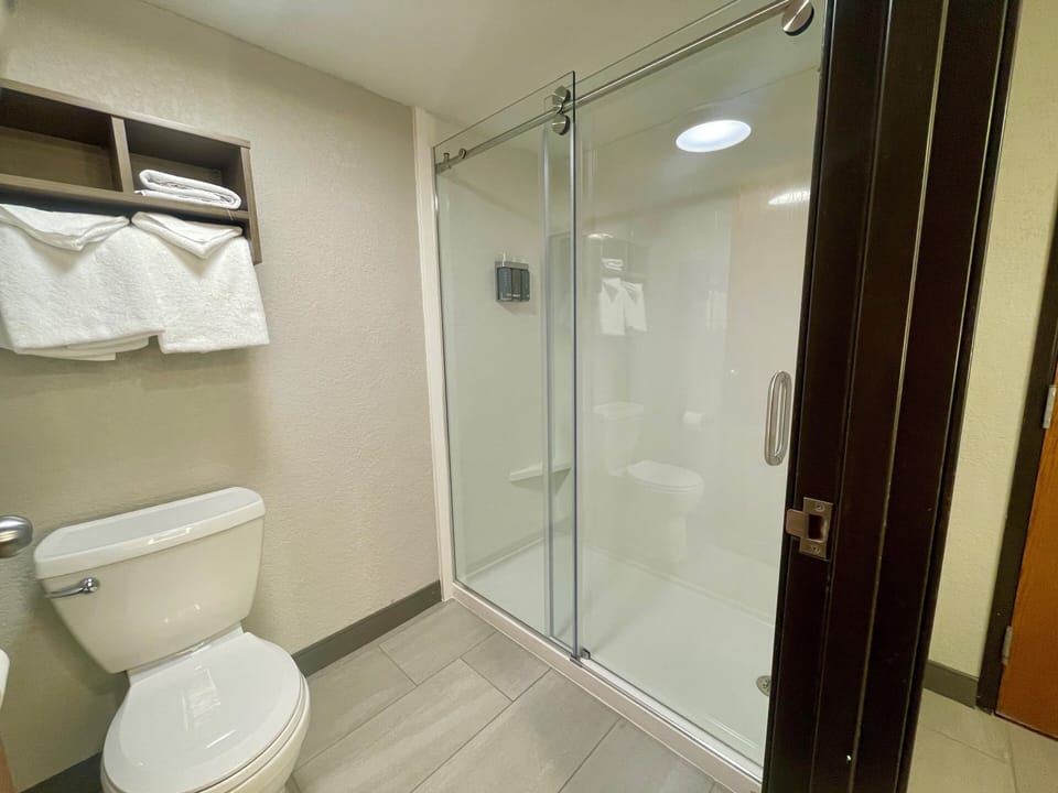 Standard Room, 1 Queen Bed | Bathroom | Combined shower/tub, free toiletries, hair dryer, towels