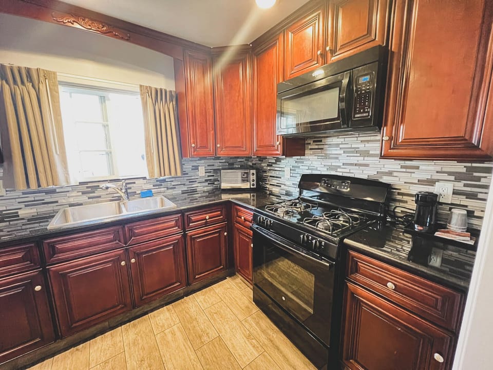 Deluxe Suite, Kitchen | Private kitchen | Coffee/tea maker