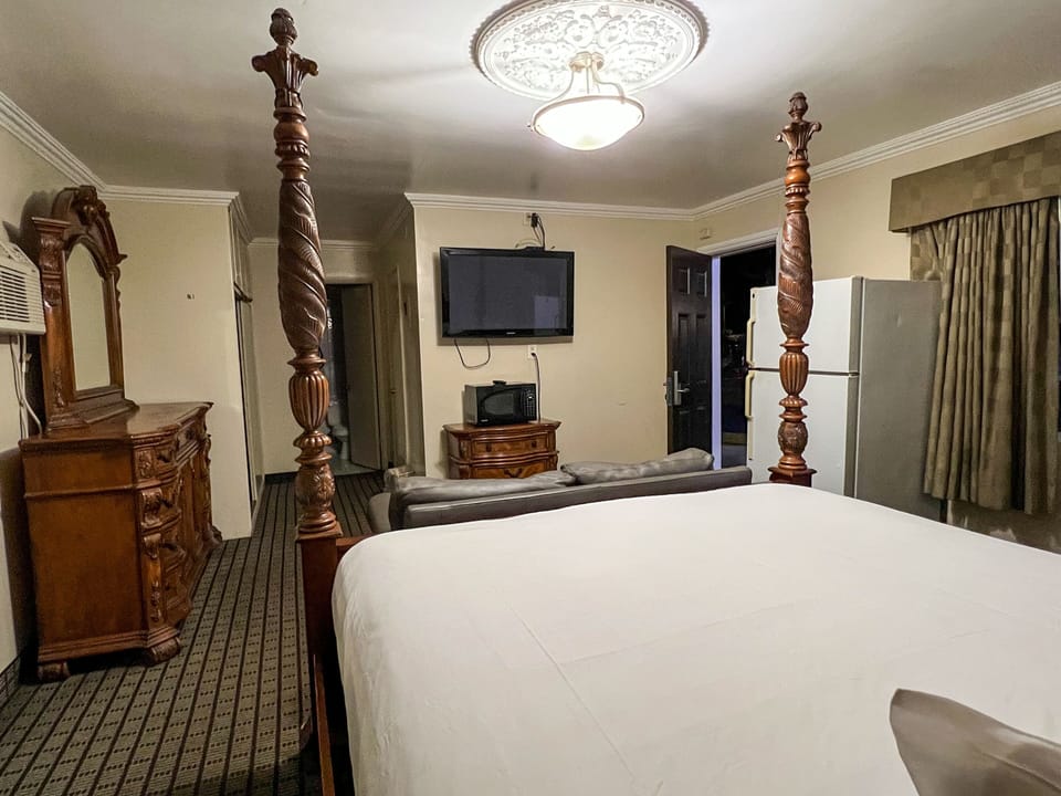 Basic Single Room | Desk, blackout drapes, iron/ironing board, WiFi (free)