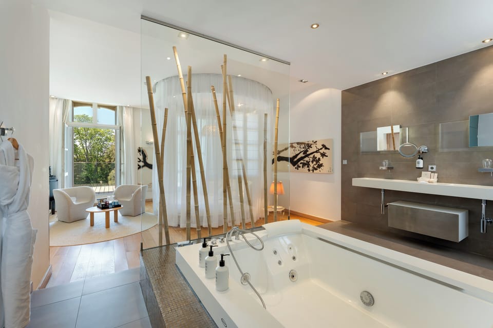 Prestige Suite | Bathroom | Free toiletries, bathrobes, slippers, towels