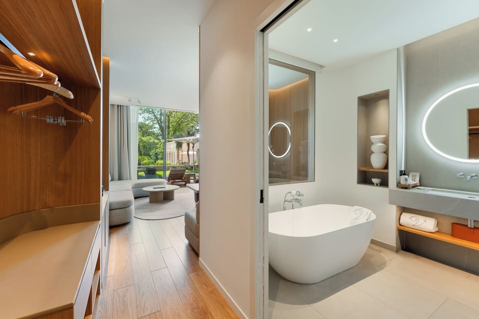 Junior Suite | Bathroom | Free toiletries, bathrobes, slippers, towels