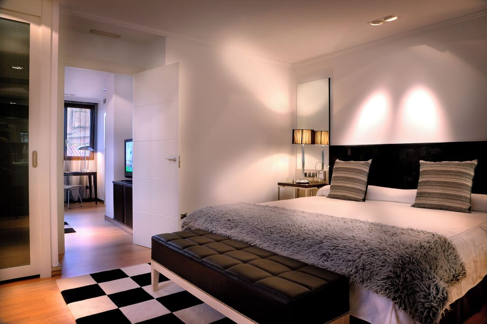 Suite San Ramón | Minibar, in-room safe, desk, soundproofing