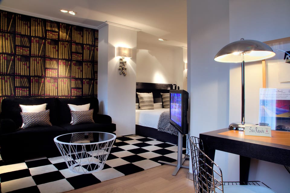 Suite Mirador | Minibar, in-room safe, desk, soundproofing